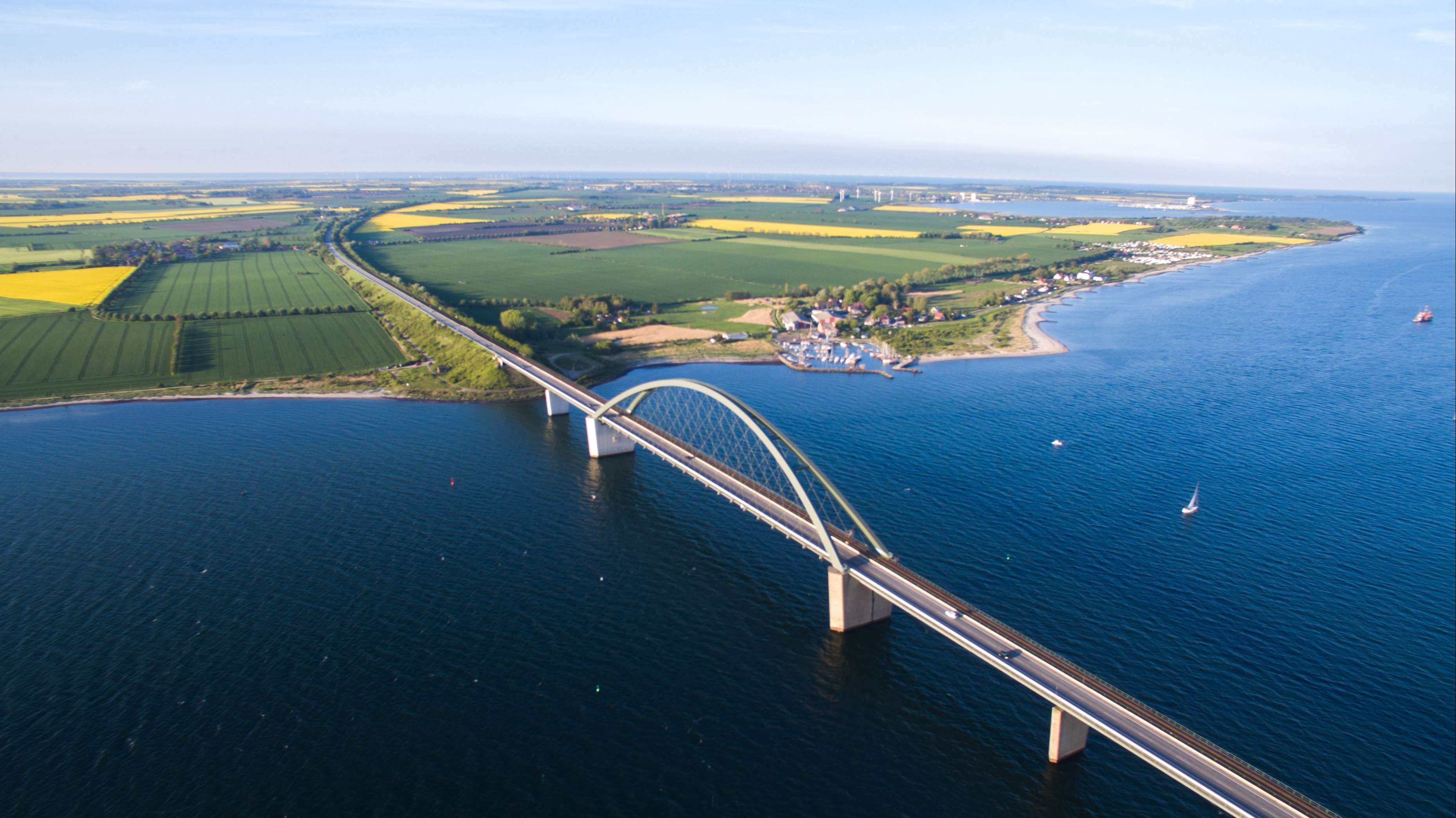 Drohnenaufnahme von der Fehmarnsundbrücke