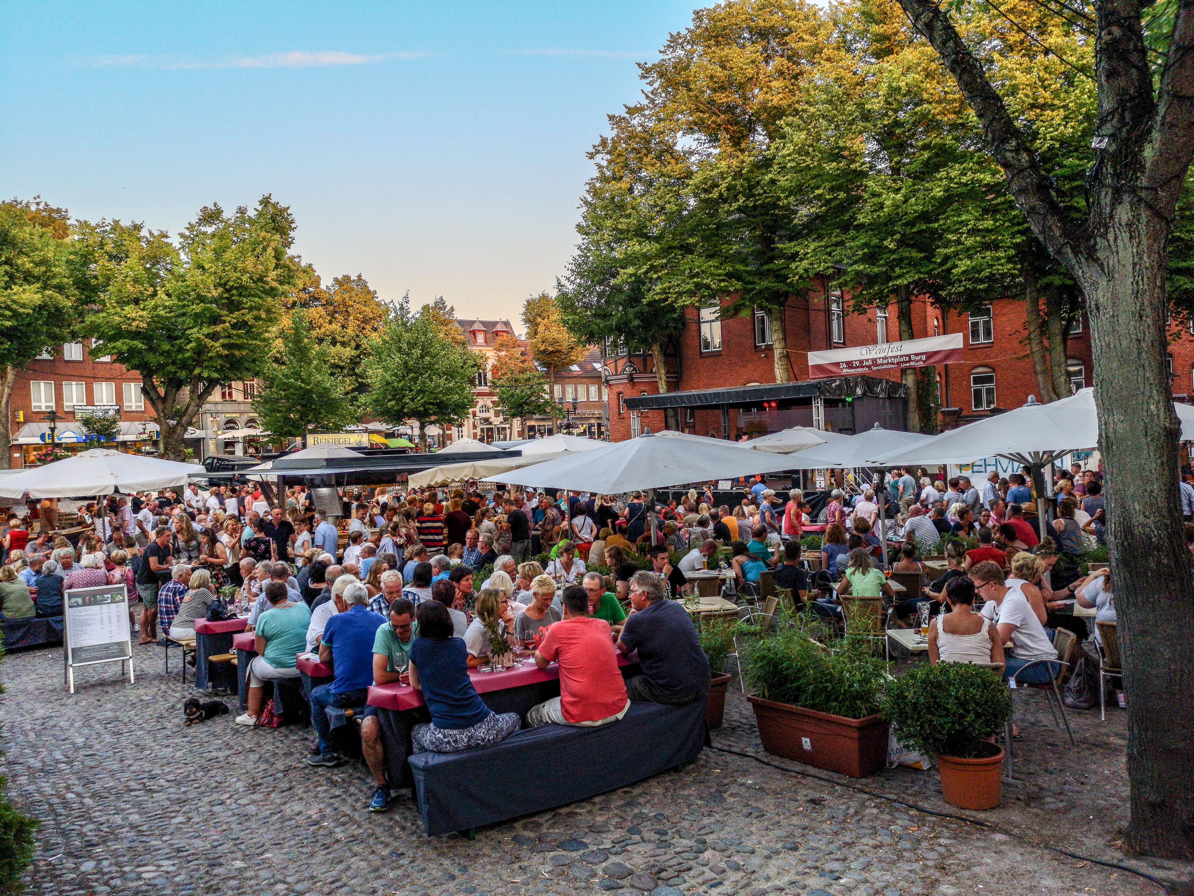 Weinfest auf dem Marktplatz in Burg