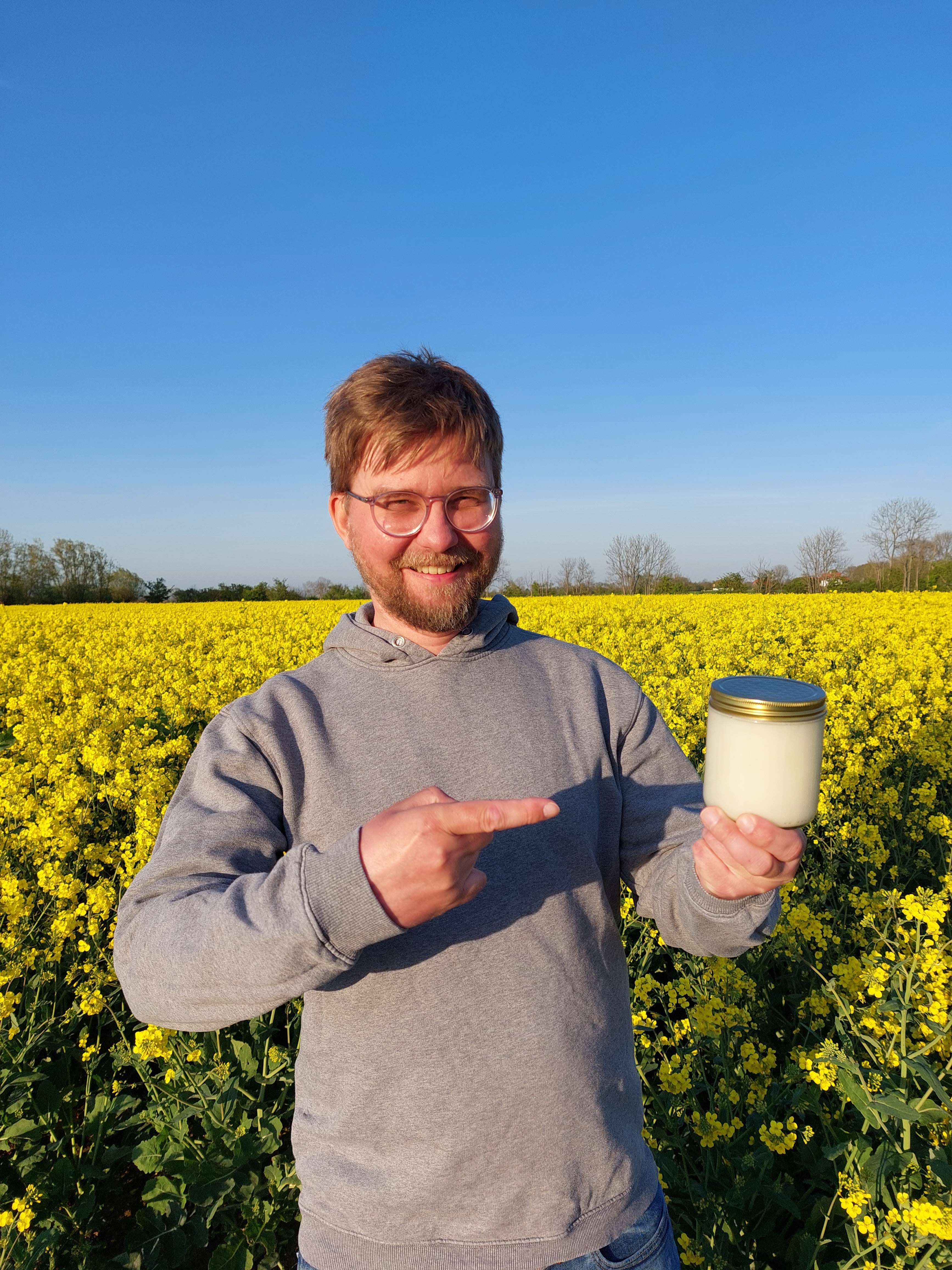 Imker Patrick mit einem Glas Rapshonig auf Fehmarn