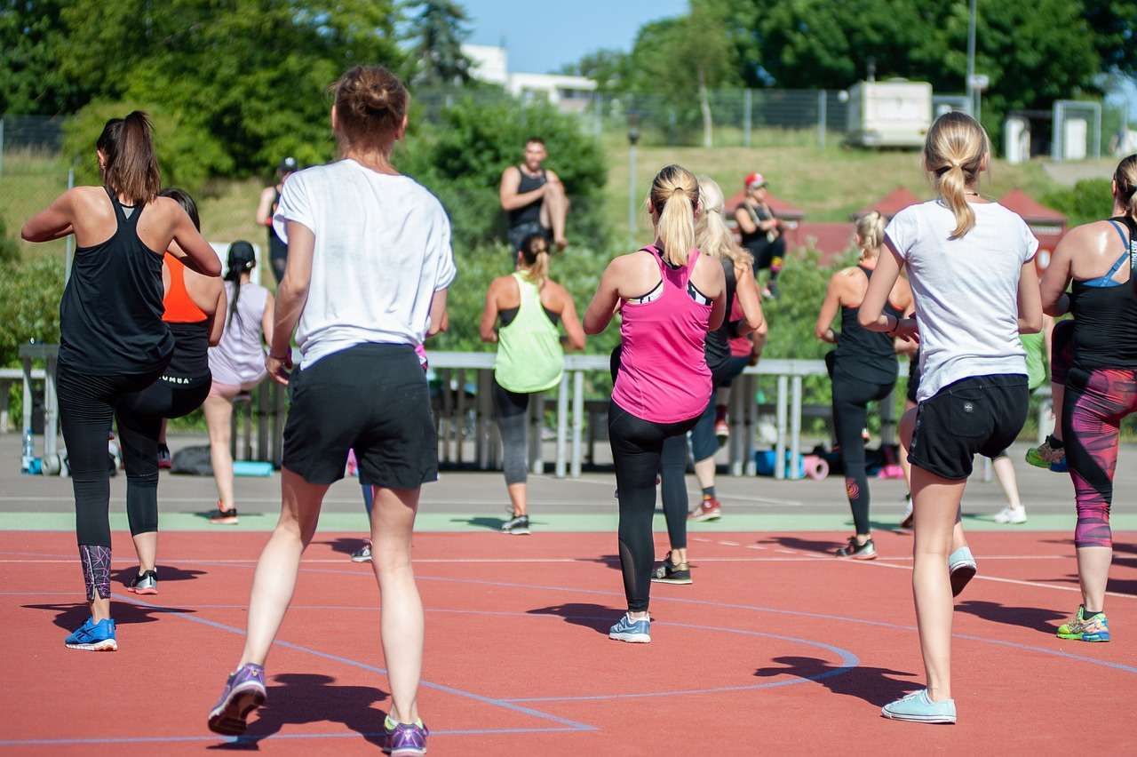 Personen bei einem Sportkurs im Freien