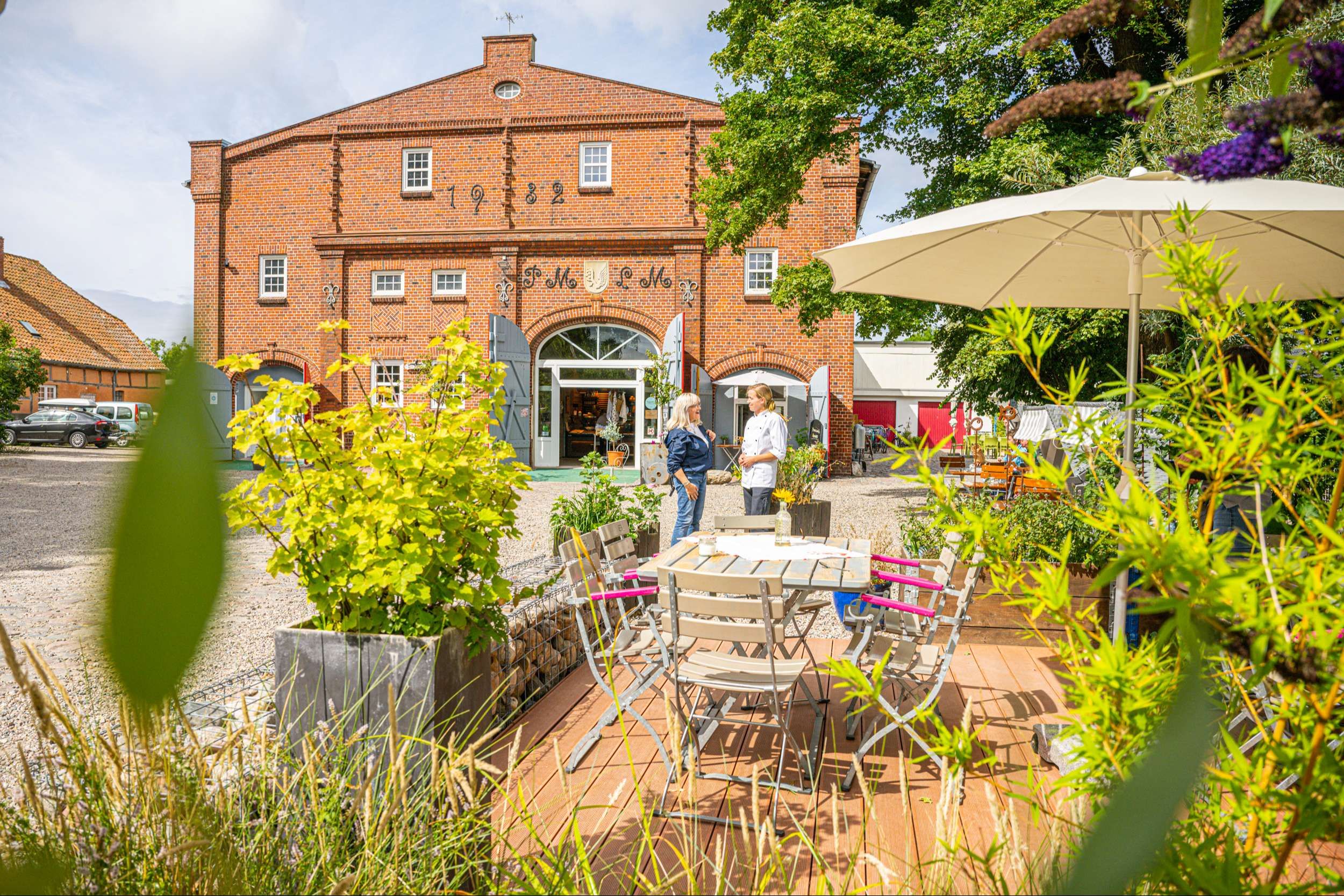 Scheune und Garten des Hofcafés Albertsdorf auf Fehmarn