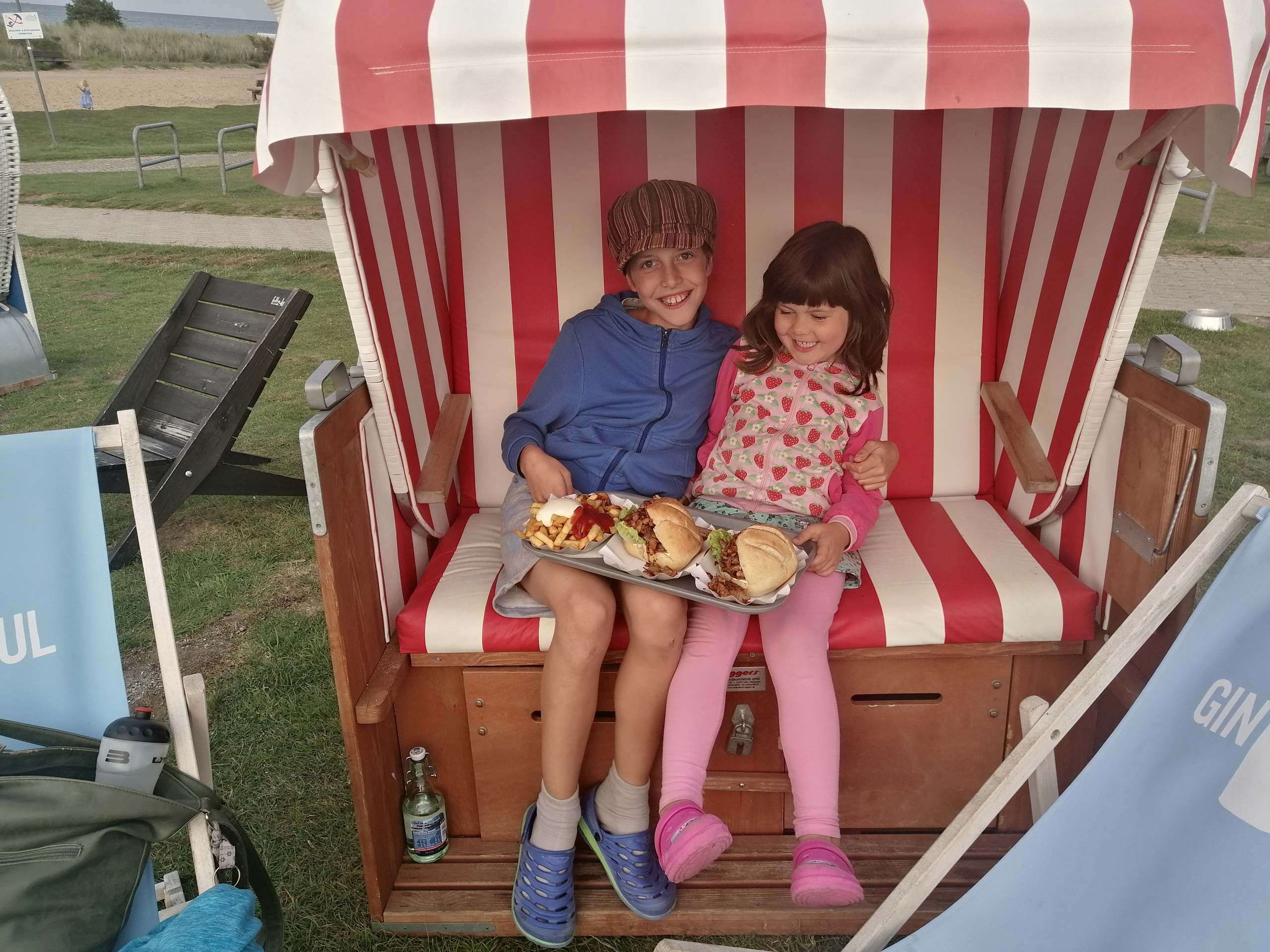 Kinder mit Burgern an der Beltbude am Grünen Brink auf Fehmarn