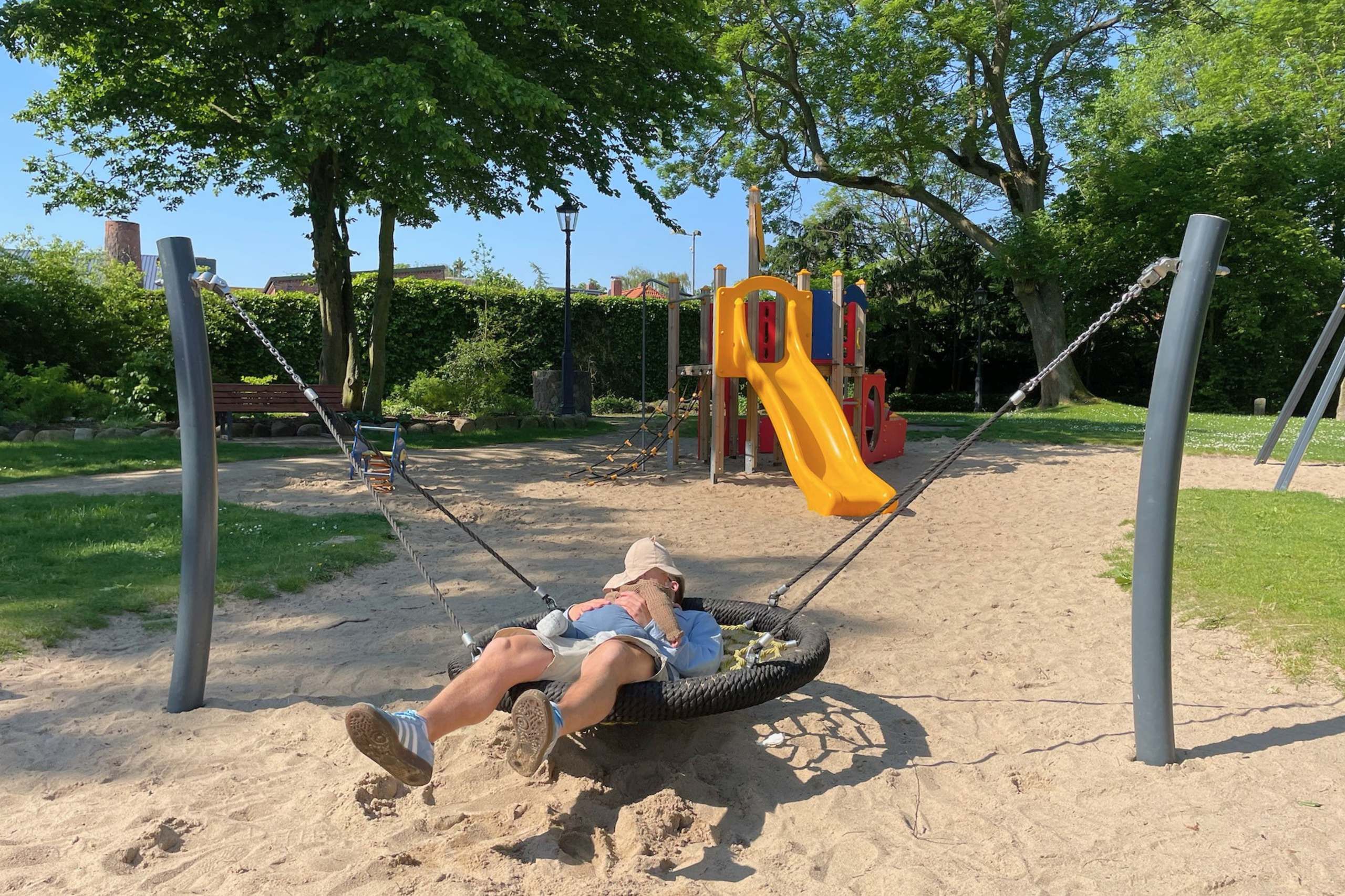 Familie auf Spielplatz in Burg 