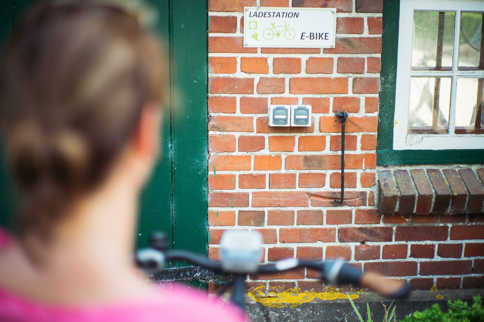 Eine an der Wand installierte Ladestation für E-Bikes