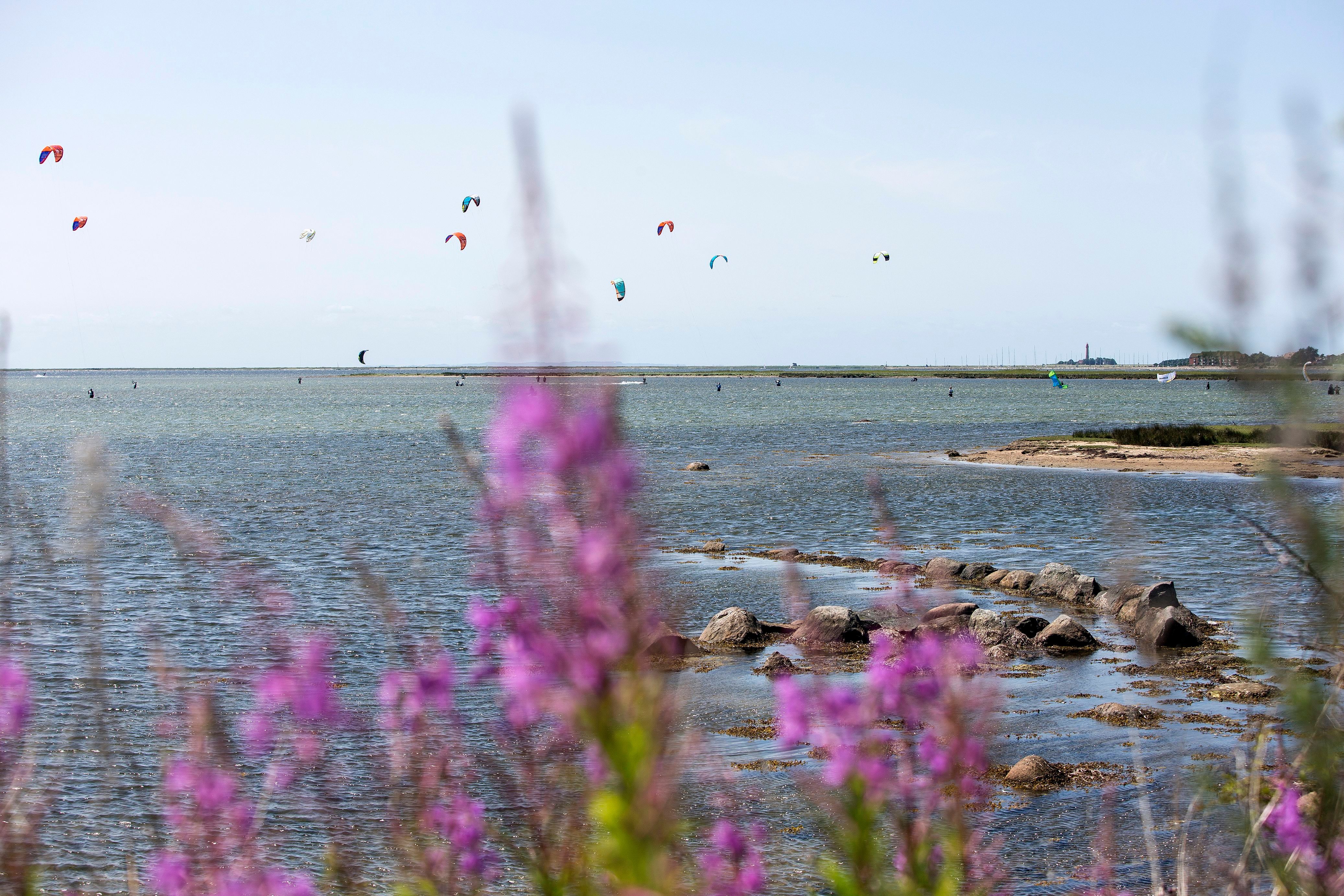 Blick von der Steilküste auf Kitesurfer auf dem Wasser