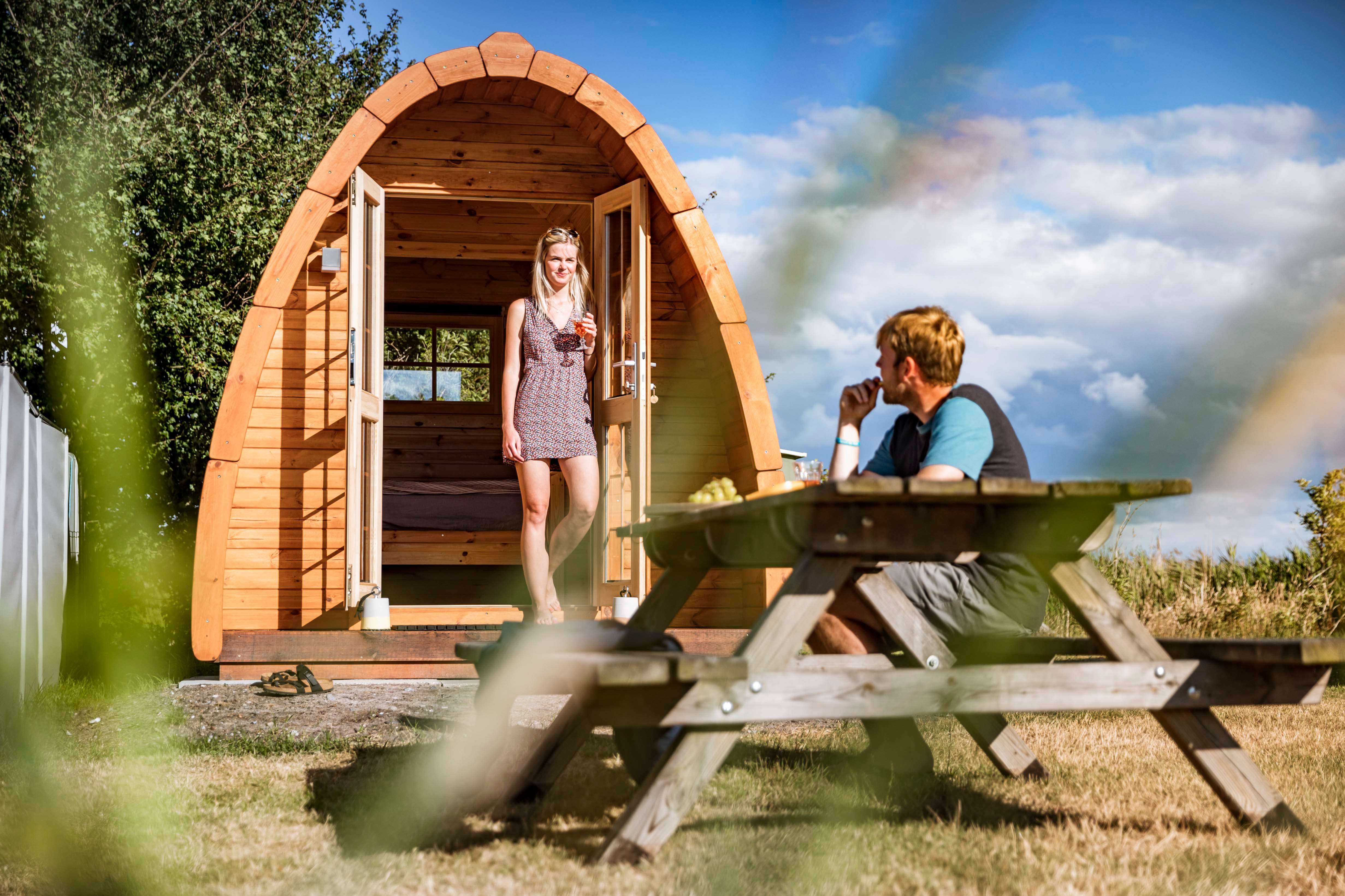 Junges Paar in einer kleinen Holzhütte auf einem Campingplatz