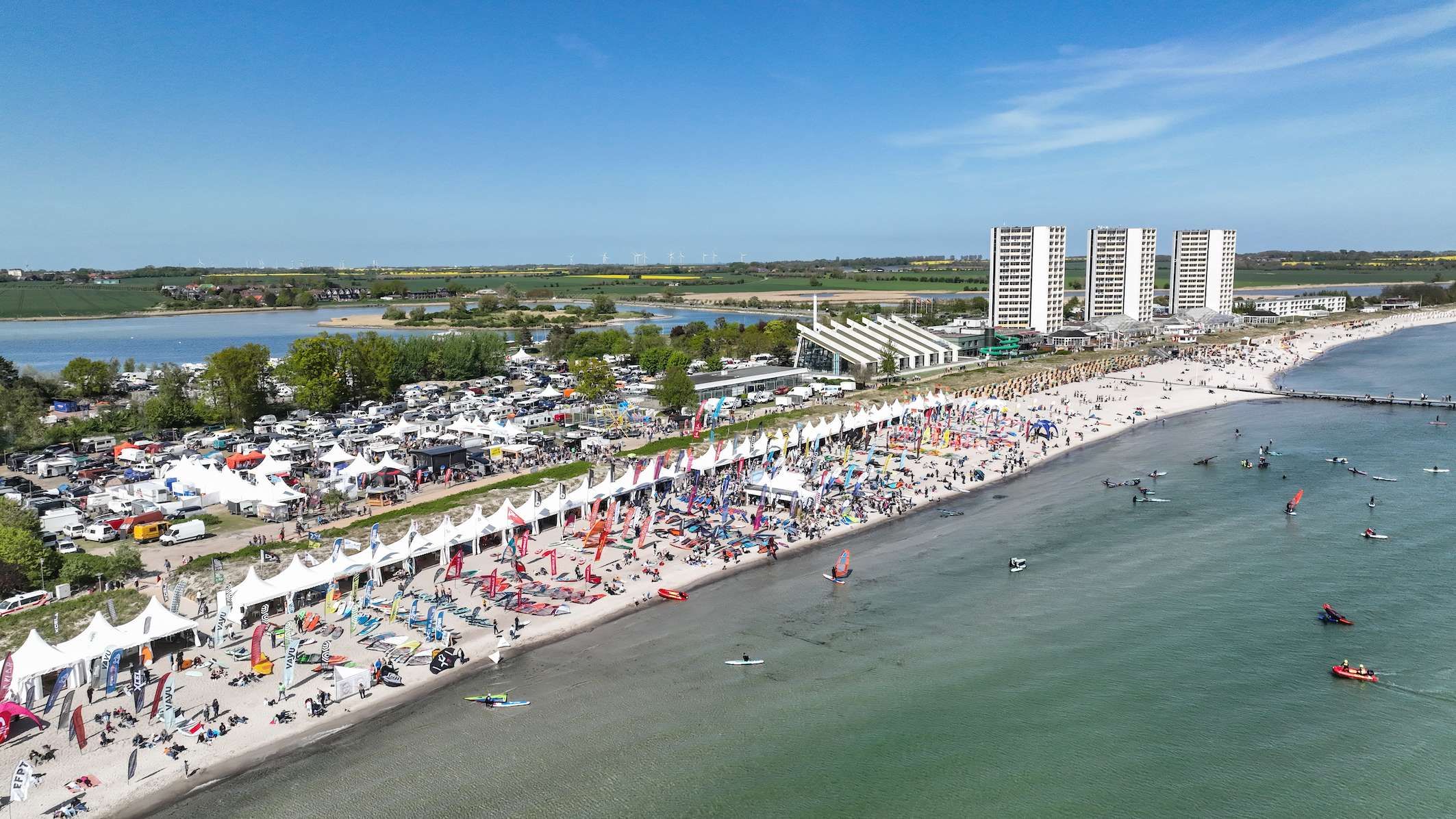 Drohnenaufnahme vom Surf Festival am Südstrand